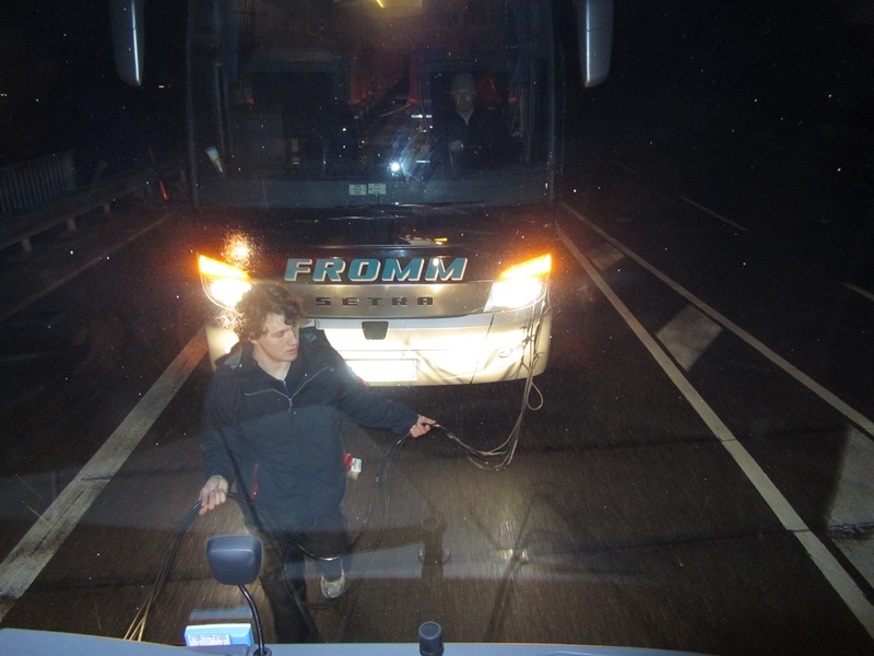 An der Ausfahrt Berkheim, wir ziehen den Bus aus der Gefahrenzone