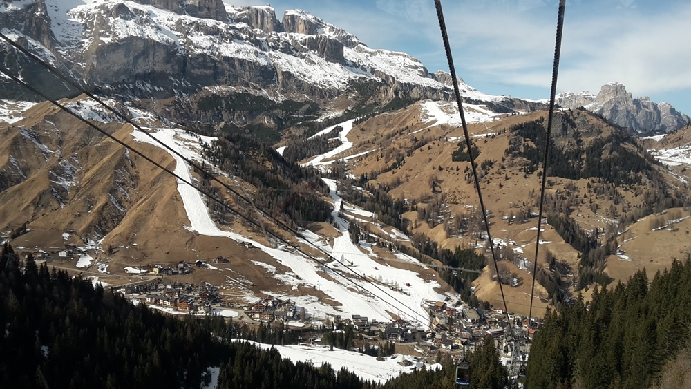 Die Kunstschneepisten vom Passo Campitello nach Arraba