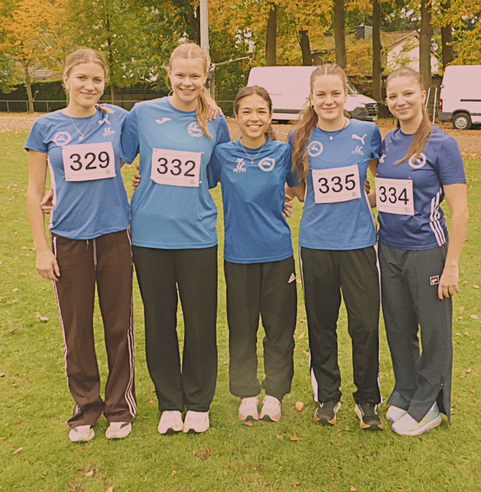 Schnelle Crossläuferinnen vor dem Start