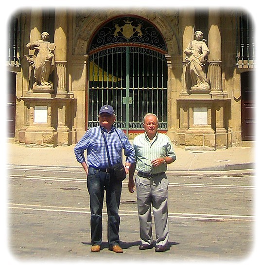 José con un amigo, Armando. Ayuntamiento de Pamplona, Plaza Consistorial