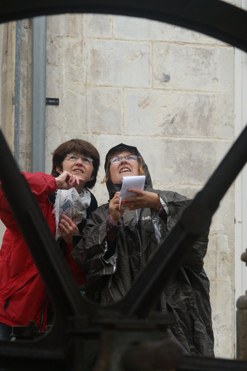 Perplexes devant la fontaine du Pilori