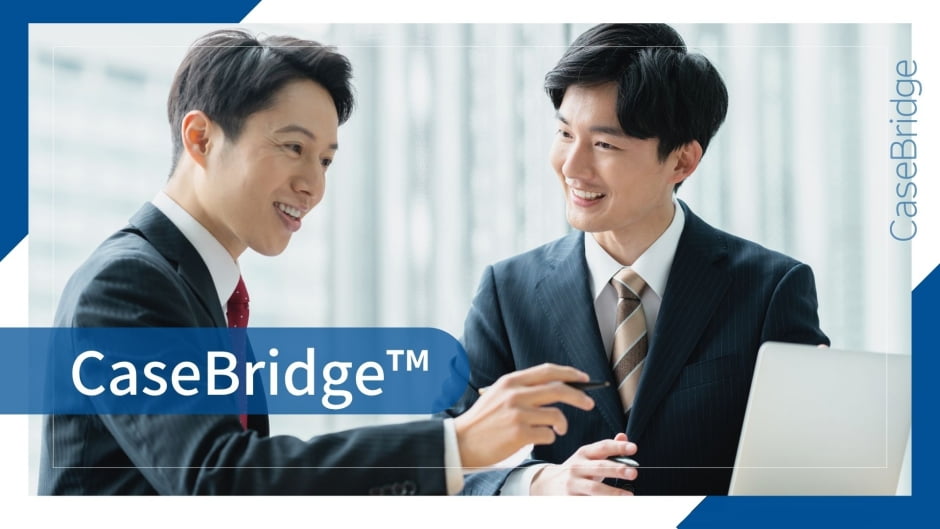CaseBridge™のサービス紹介イメージ。スーツ姿のビジネスマン2人が笑顔で商談をしている様子。