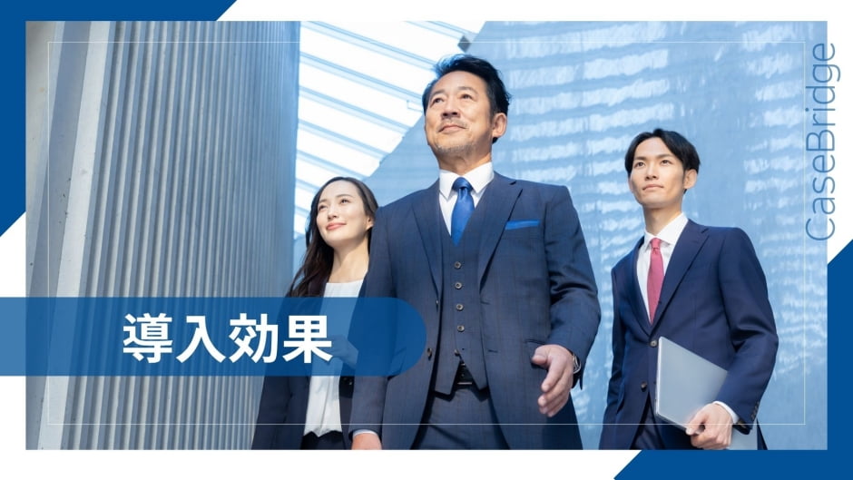 明るいビジネス空間を背景に、スーツ姿のビジネスパーソン3名が前向きな表情で力強く歩いているシーン。未来志向と成長への期待を表現。