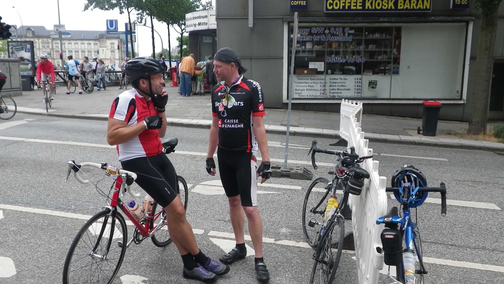 Nach 100km, etlichen Gel's und einigen Blessuren wieder im Ziel angekommen...