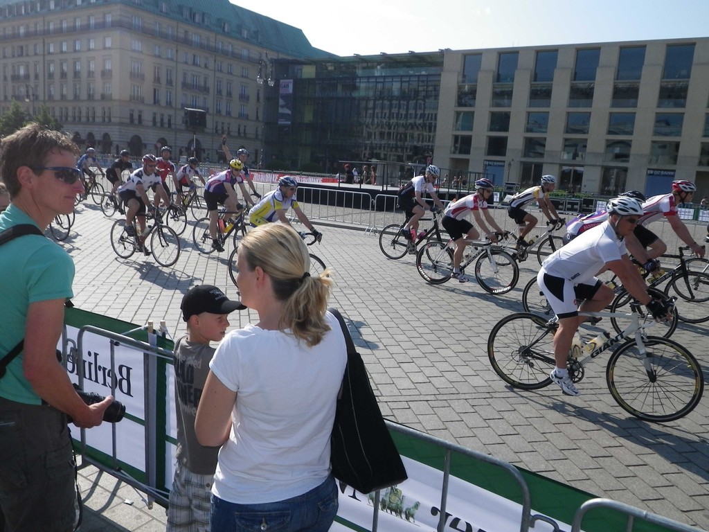 ...und ab geht die luzie...vorweg mit den Inlinern durchs Brandenburger Tor...
