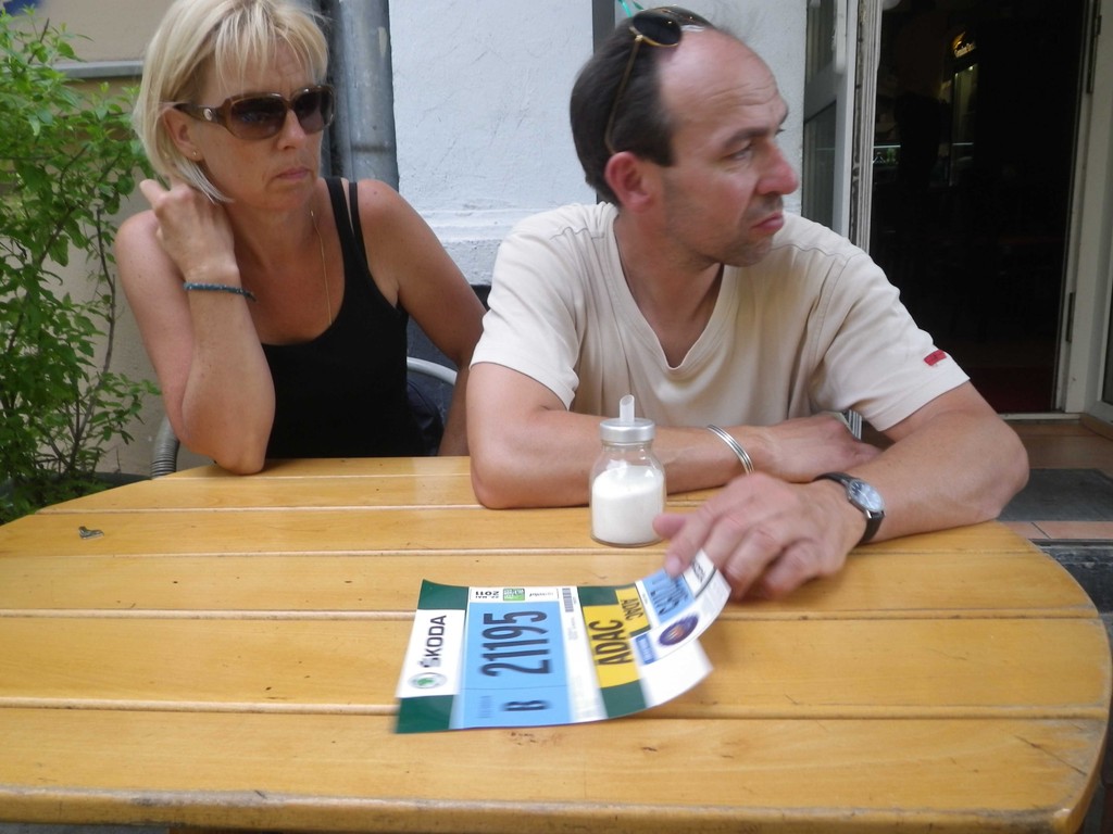 völlig geschockt fragen wir uns wie wir das durchstehen sollen. AM besten erstma ordentlich was essen und dann Fussball gucken.