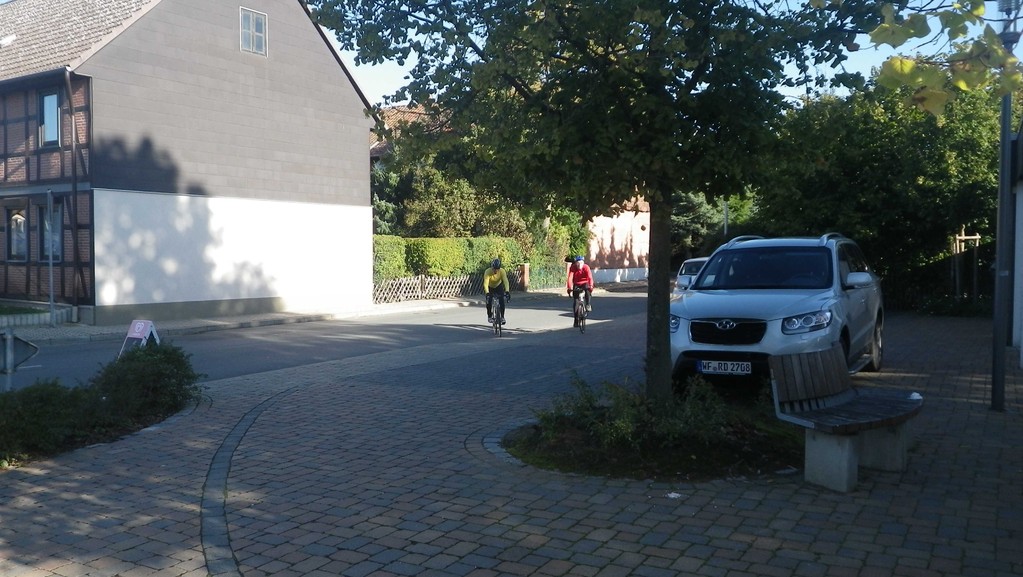 Die Jungs heut alle in langer Hose...Cheffe trägt kurz, der will noch braun werden.