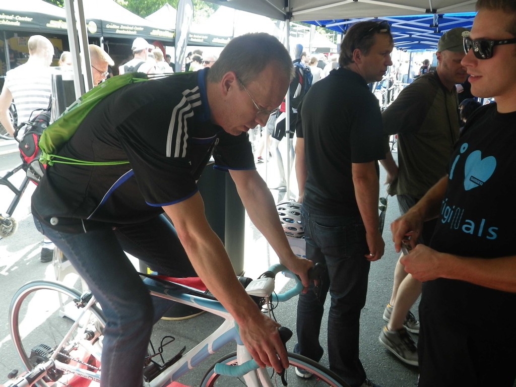 Cheffe beim testen der elektronischen Di2 am Shimano Stand. Dafür könnte man die Campa aufgeben.