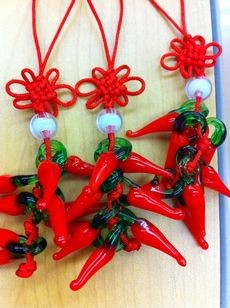 赤の唐辛子は魔除け・厄除けに。そして、このストラップの綺麗な結び目は、良い縁を運んできます。