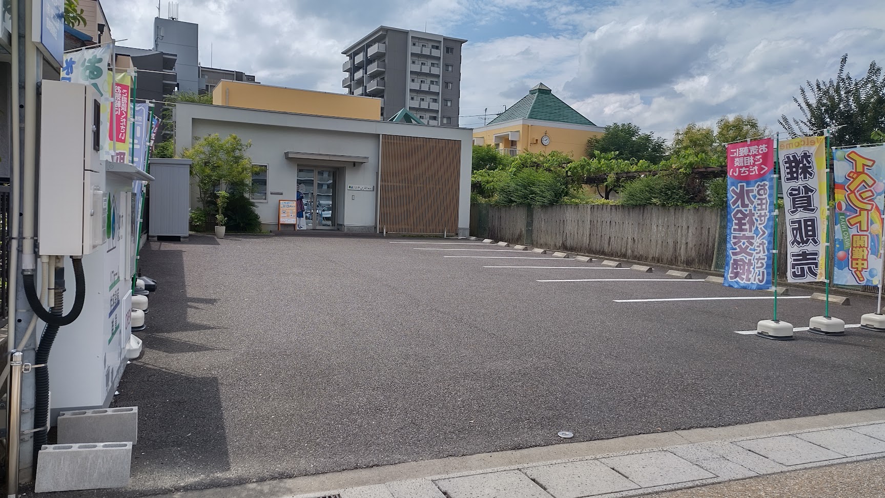 店舗前駐車場完備
