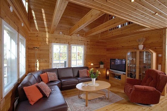 Wohnzimmer in einem finnischen Wohnblockhaus nach rustikaler Art