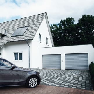 Zwei Rolltore vor der Hauszufahrt - Sectionaltore, Kipptore, Flügeltore, Garage, Tor, Fertighaus, Blockbohlenhaus, Schwedenhaus