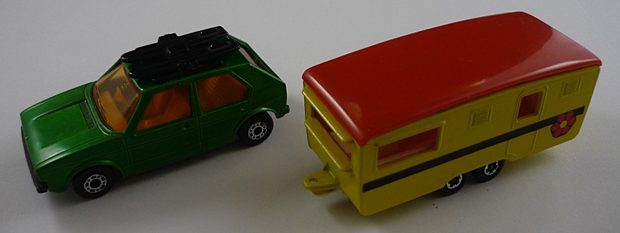 TP-04 MB07 grüner VW Golf & 57B gelber Eccles Caravan mit Streifen Label