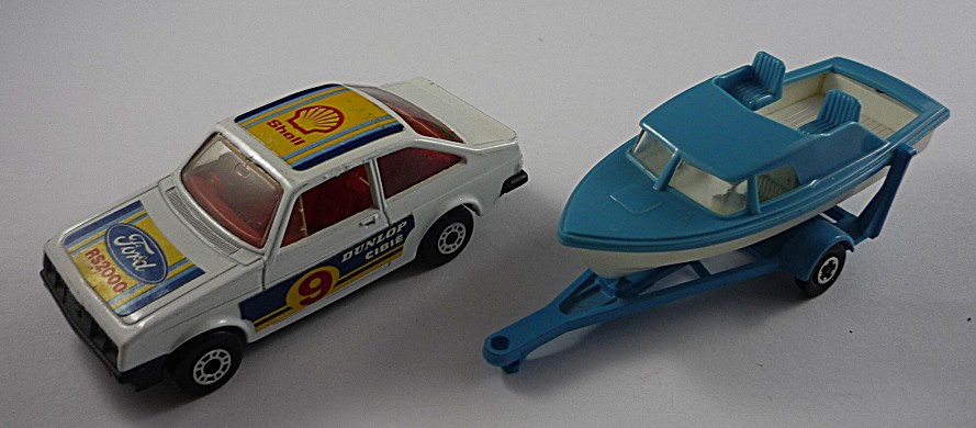 TP-05 MB09C Ford Escord weiß Dunlop Label & MB09A Boat und Trailer blau/weiß