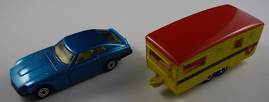 TP-04 MB67C blauer Datsun 260Z & 57B gelber Eccles Caravan mit Streifen Label