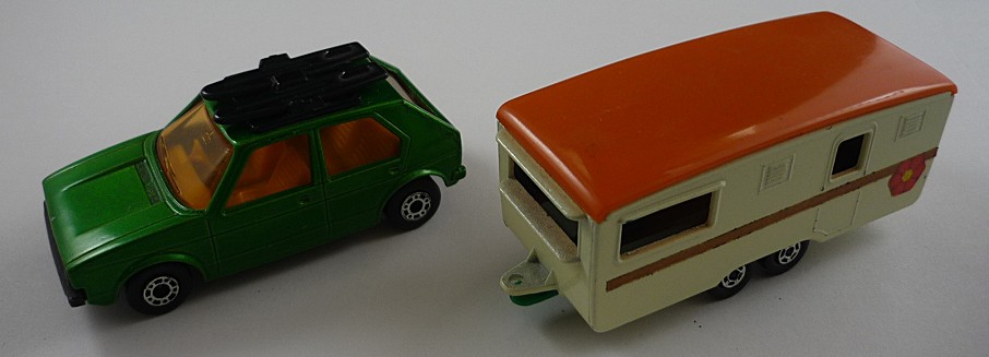 TP-04 MB07 grüner VW Golf & 57B beige Eccles Caravan mit Streifen Label