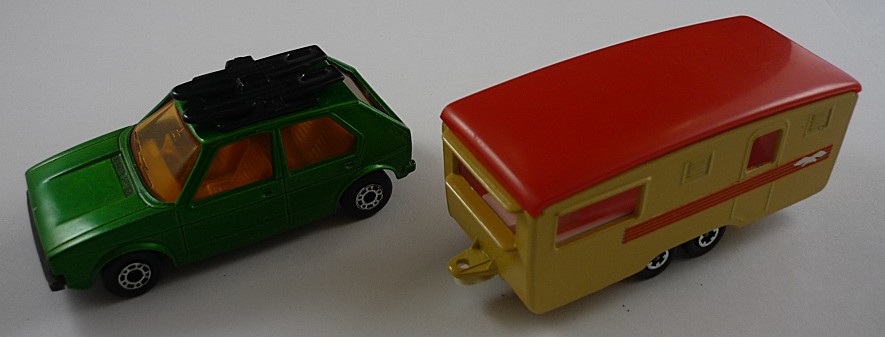 TP-04 MB07 grüner VW Golf & 57B gelbbraunem Eccles Caravan mit Seemöven Label