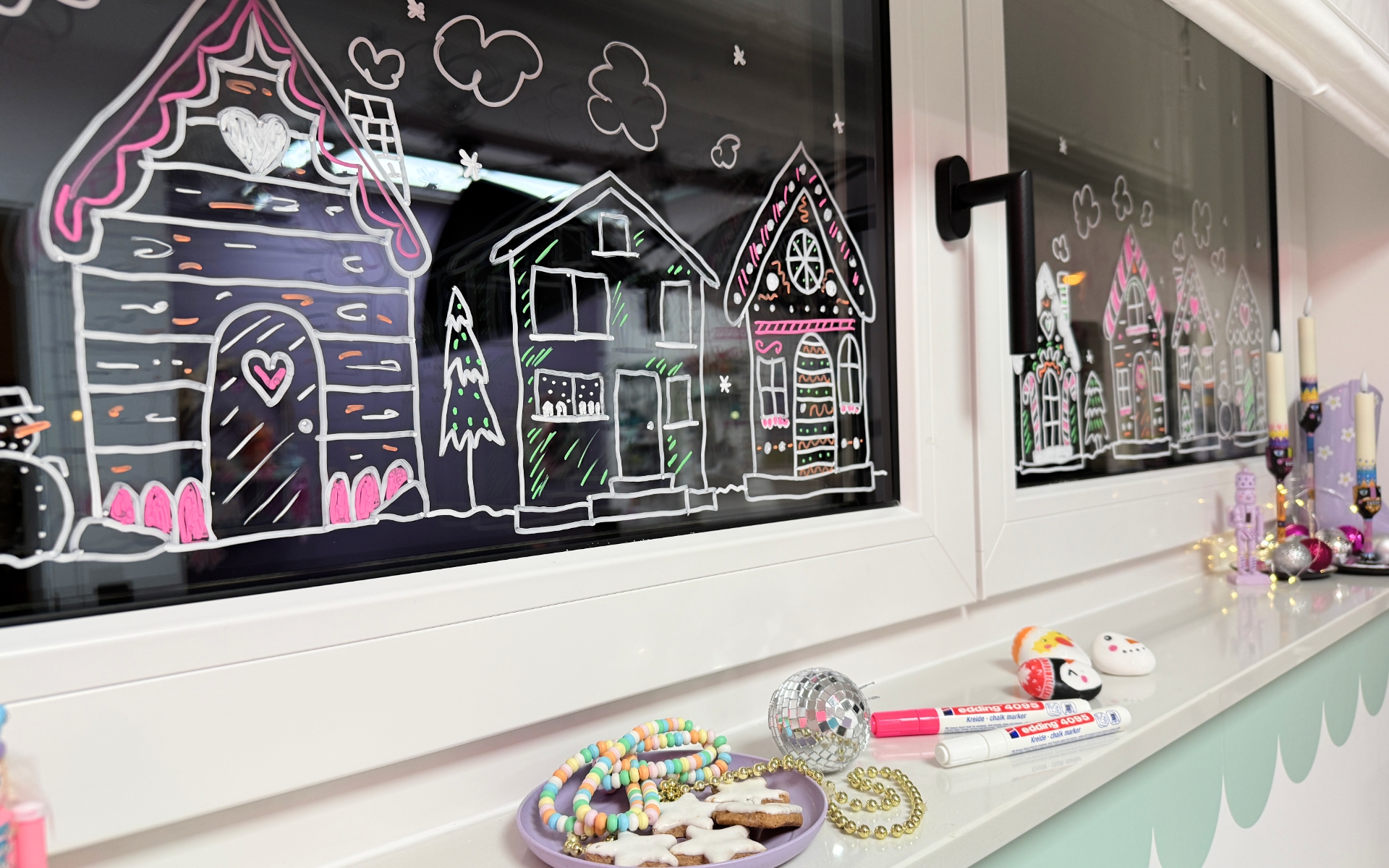 DIY weihnachtliche Fensterbild mit edding Kreidemarkern