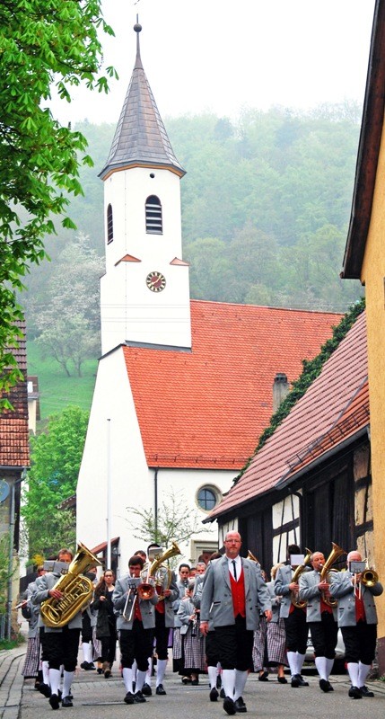 In Marschformation durch Bieringen