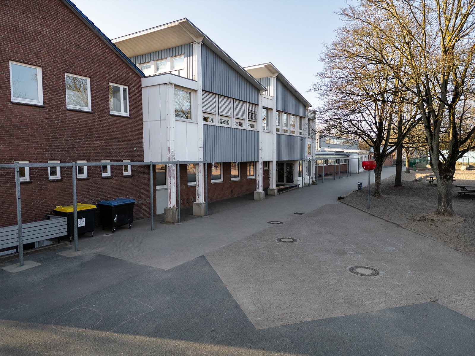 Foto der Aussenansicht Schwimmhalle Uesen