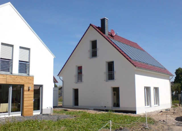 Sonnenhaus in Schwerte, auch hier mit 40qm Solarkollektoren und großem 7cbm Pufferspeicher, Kunststofffenster mit 3-fach Verglasung, genaue Südausrichtung.