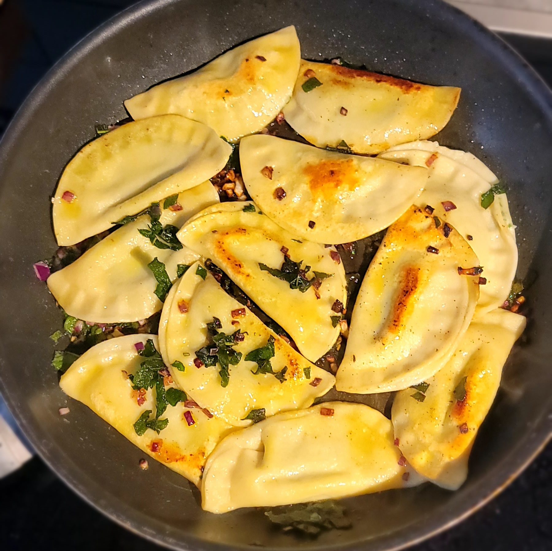 Zuviele Ravioli gekocht? Einfach am nächsten Tag mit Salbei in Olivenöl oder Butter anbraten.... ein Traum!