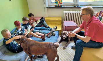 Michael Schuchardt mit seinen Lesehunden zu Besuch bei den Ferienkindern