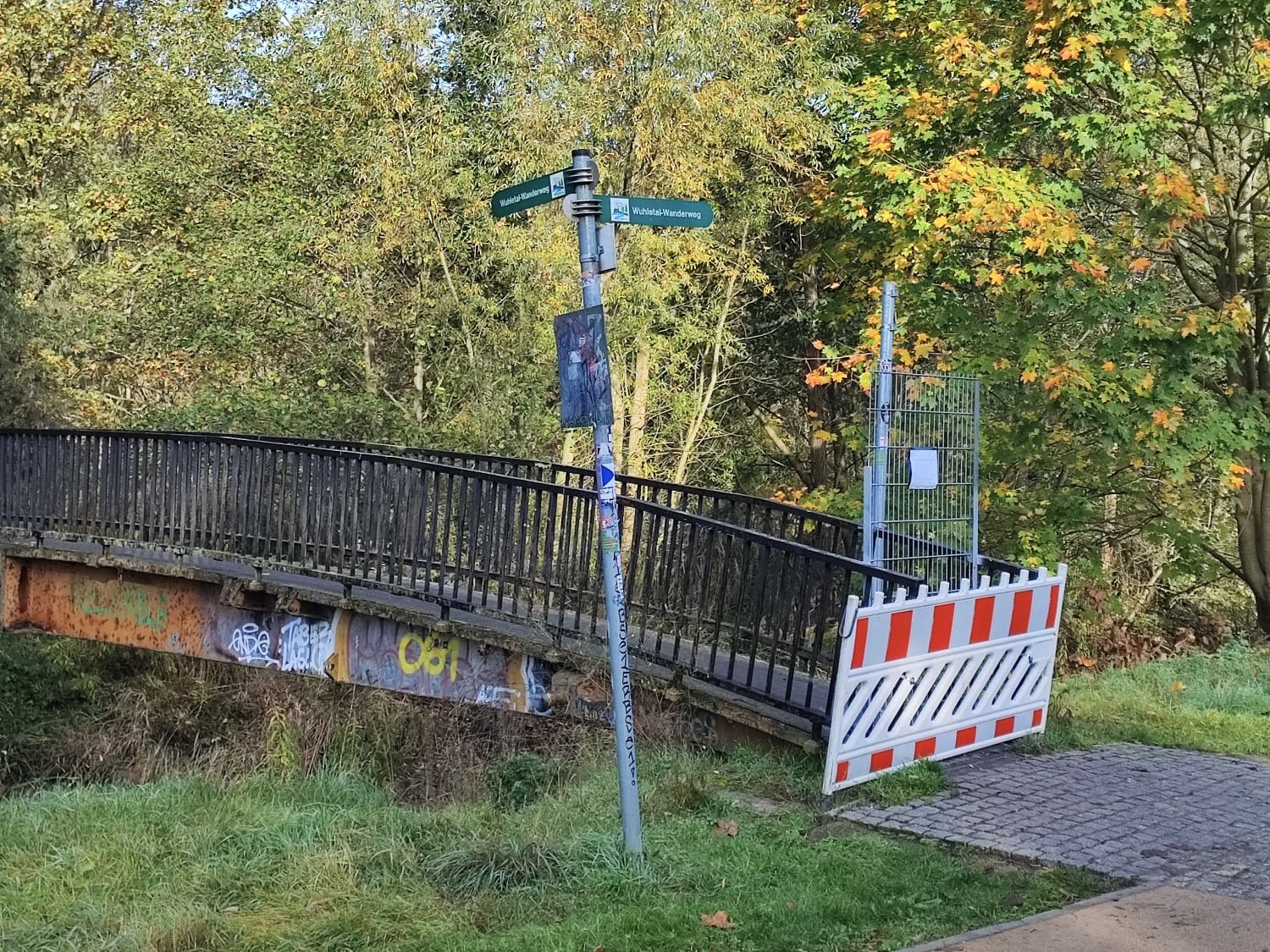 Einsturzgefahr: Fußgängerbrücke über die Wuhle gesperrt