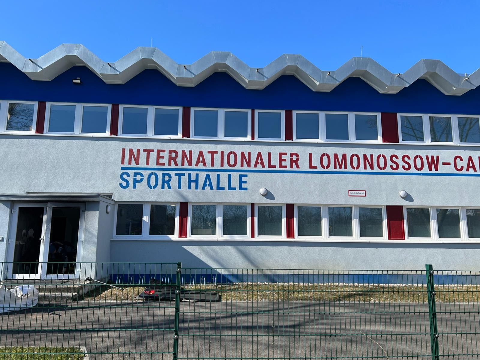 Entsetzen nach Brandanschlag auf Lomonossow-Schule in Marzahn