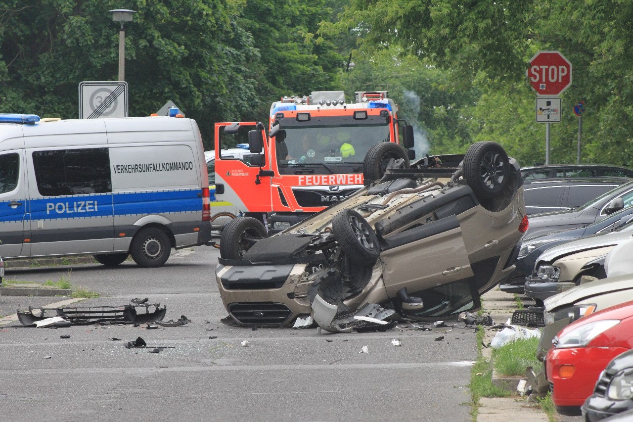 Auto überschlägt sich auf der Cottbusser Straße