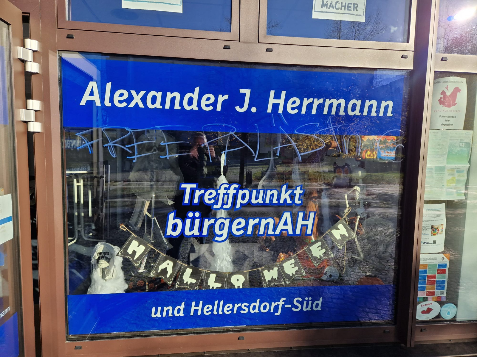 Abgeordnetenbüro mit Pro-Palästina-Slogan beschmiert