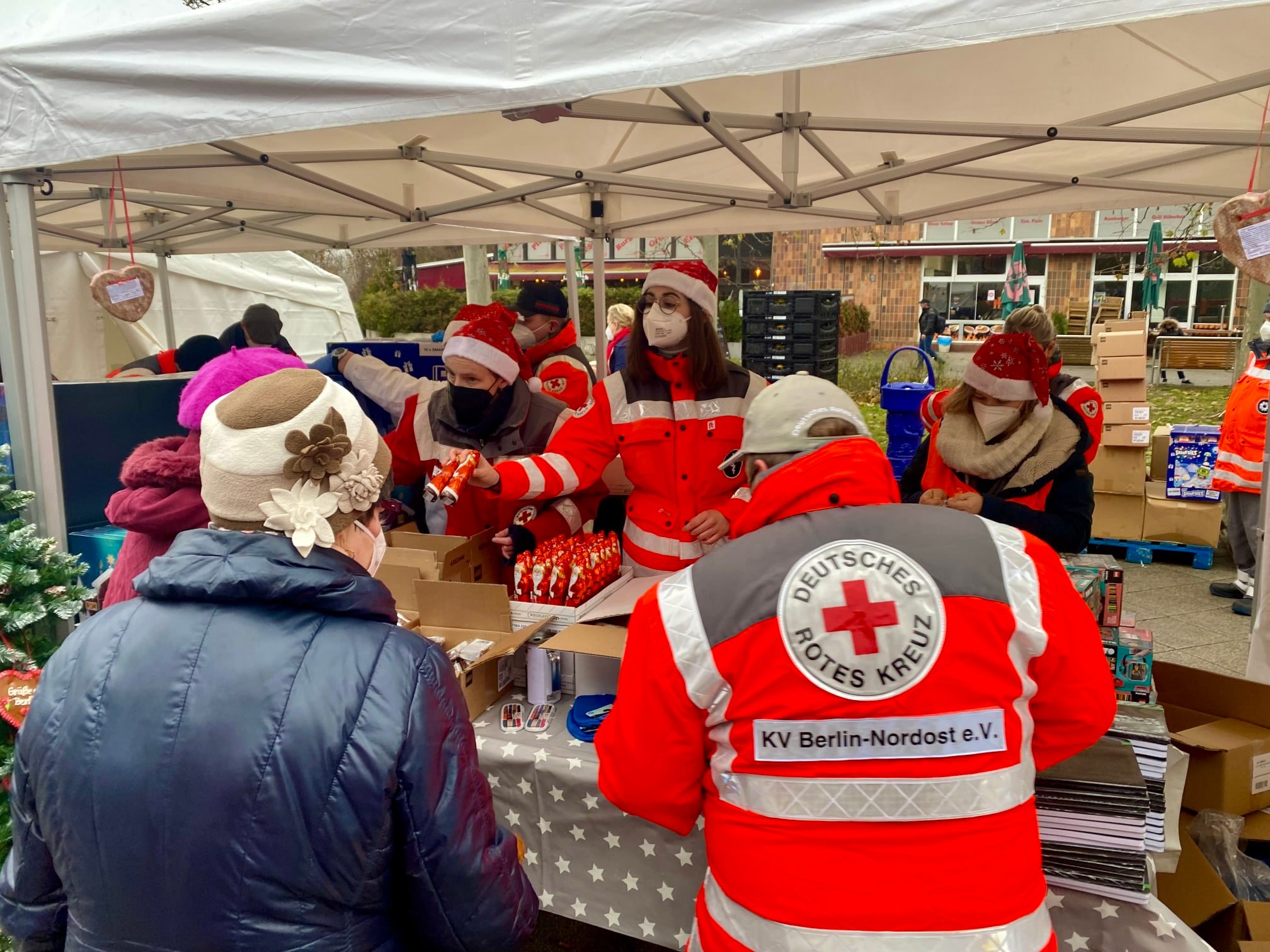 5. Dezember: Anlässlich des internationalen Ehrenamtstages zeichnet die BVV 24 Personen für ihr bürgerschaftliches Engagement im Bezirk aus – darunter auch die Helfer:innen des DRK Kreisverbands Berlin-Nordost e. V. für ihren Einsatz in der Pandemie.