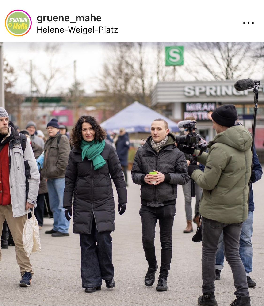 Die Berliner Spitzenkandidatin der Grünen, Bettina Jarasch, verteilte bei der DRK-Hilfsaktion auf dem Helene-Weigel-Platz belegte Brötchen und Äpfel an Bedürftige. © Grüne MaHe/Instagram