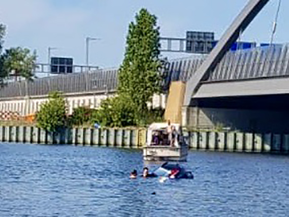 Dieses Foto von der Rettungsaktion hat die kleine Celina vom Boot aus geknipst.