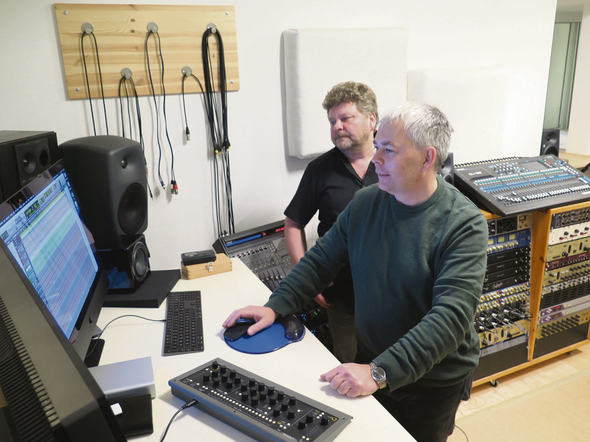 Peer Triebler (v.) und Thomas Glor (h.) managen das kommunale Tonstudio.