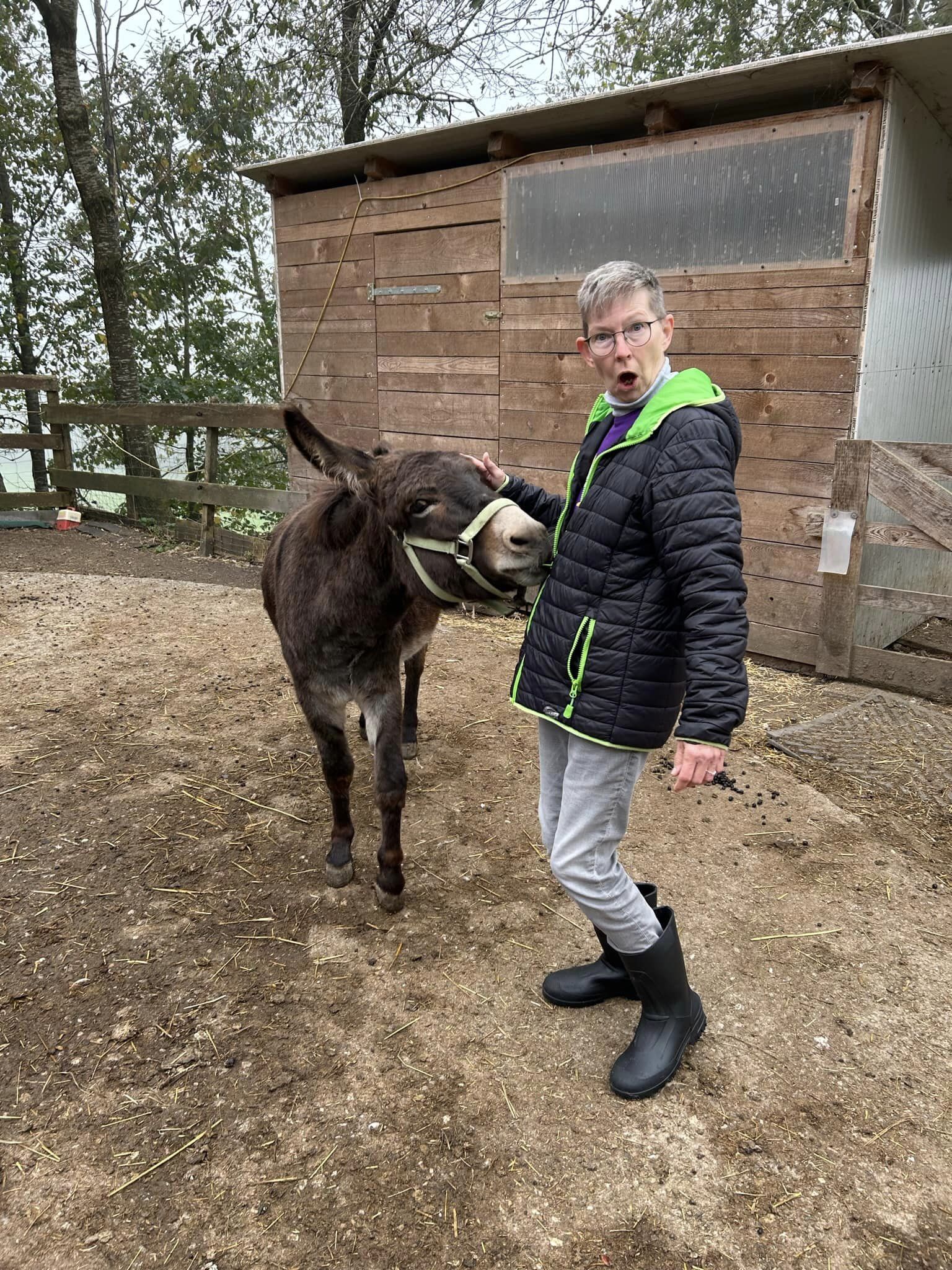 Lausbub Olli öffnete in nu Martinas Jacke! Er liebt Reißverschlüsse...!