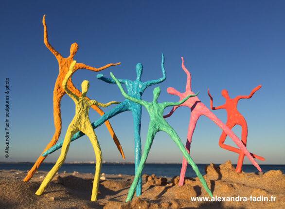 Groupe de danseurs sur la plage 1