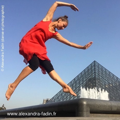 Danse en rouge avec la pyramide du Louvre