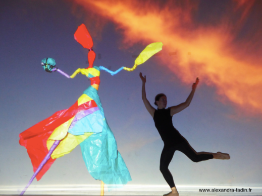Danse avec une sculpture multicolore