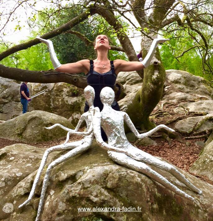 Danse avec mes sculptures en papier aluminium à Fontainebleau