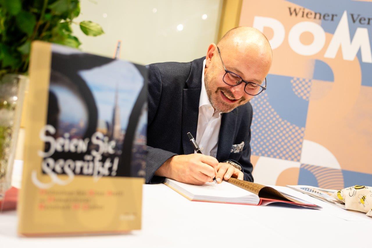 Reinhard hatte viel zu signieren....