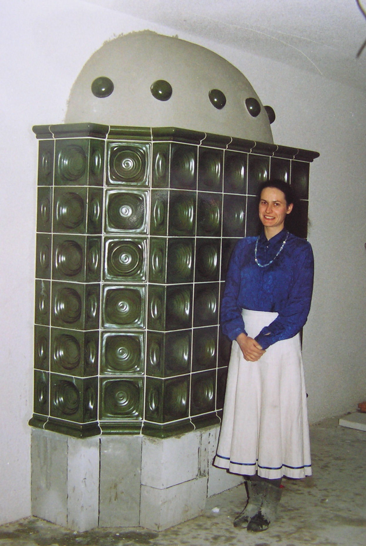 Frisch gesetzter Kachelofen in Presseggen, 1987