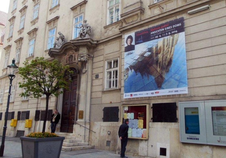 Plakat vor dem Curhaus der Dompfarre