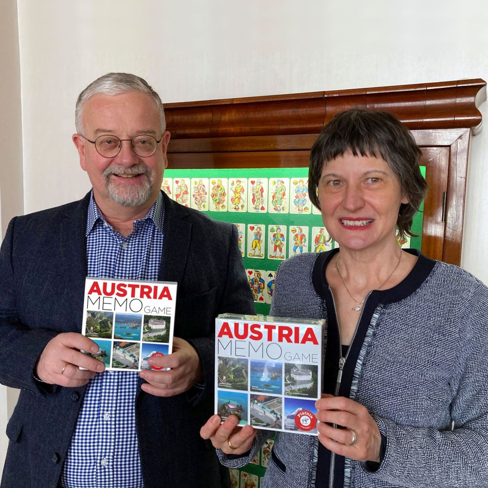 Piatnik-GF Mag. Dieter Strehl mit Stefanie Grüssl, Foto: Ursula Privoznik / Piatnik