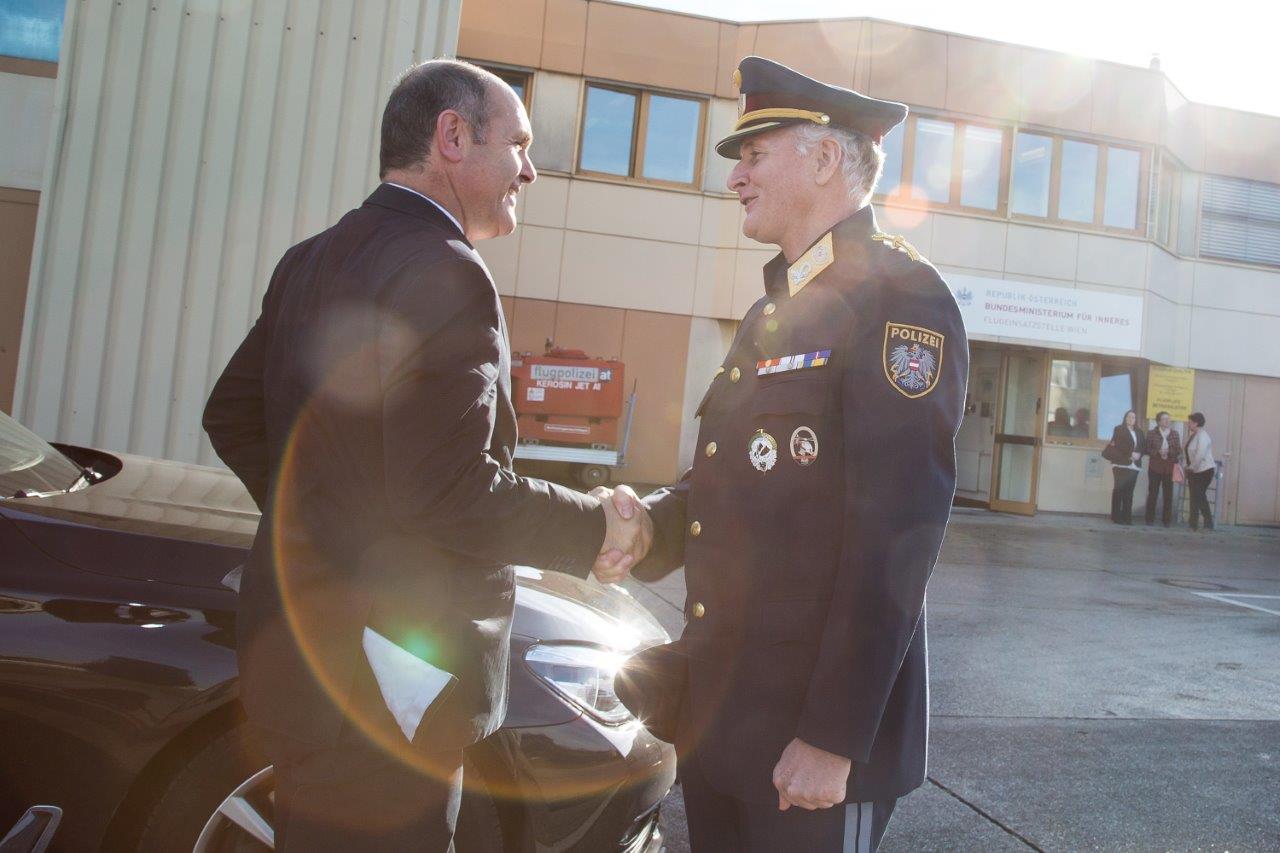 BM Mag. Sobotka mit Mag. Senn, Leiter der Flugpolizei, Foto: M.Dietrich/BMI