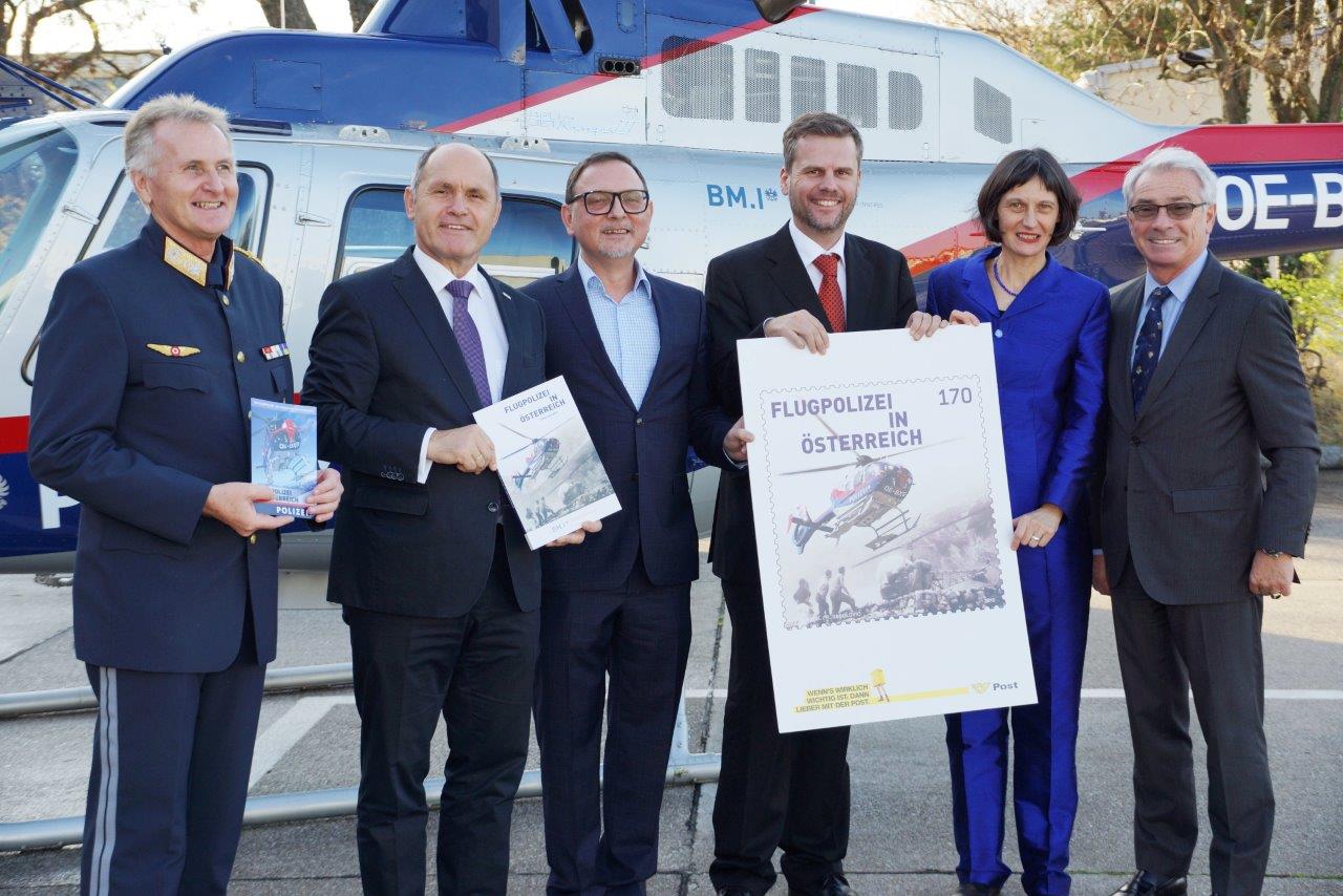 Gruppenbild mit Dame vor dem Hubschrauber, Foto:T.Mannsbart