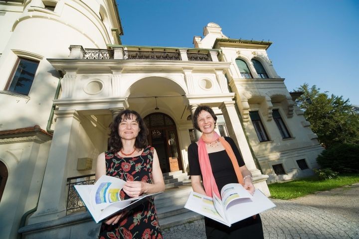 Die Künstlerinnen DI Susanne Wechtitsch und Stefanie Grüssl vor dem BDA Graz