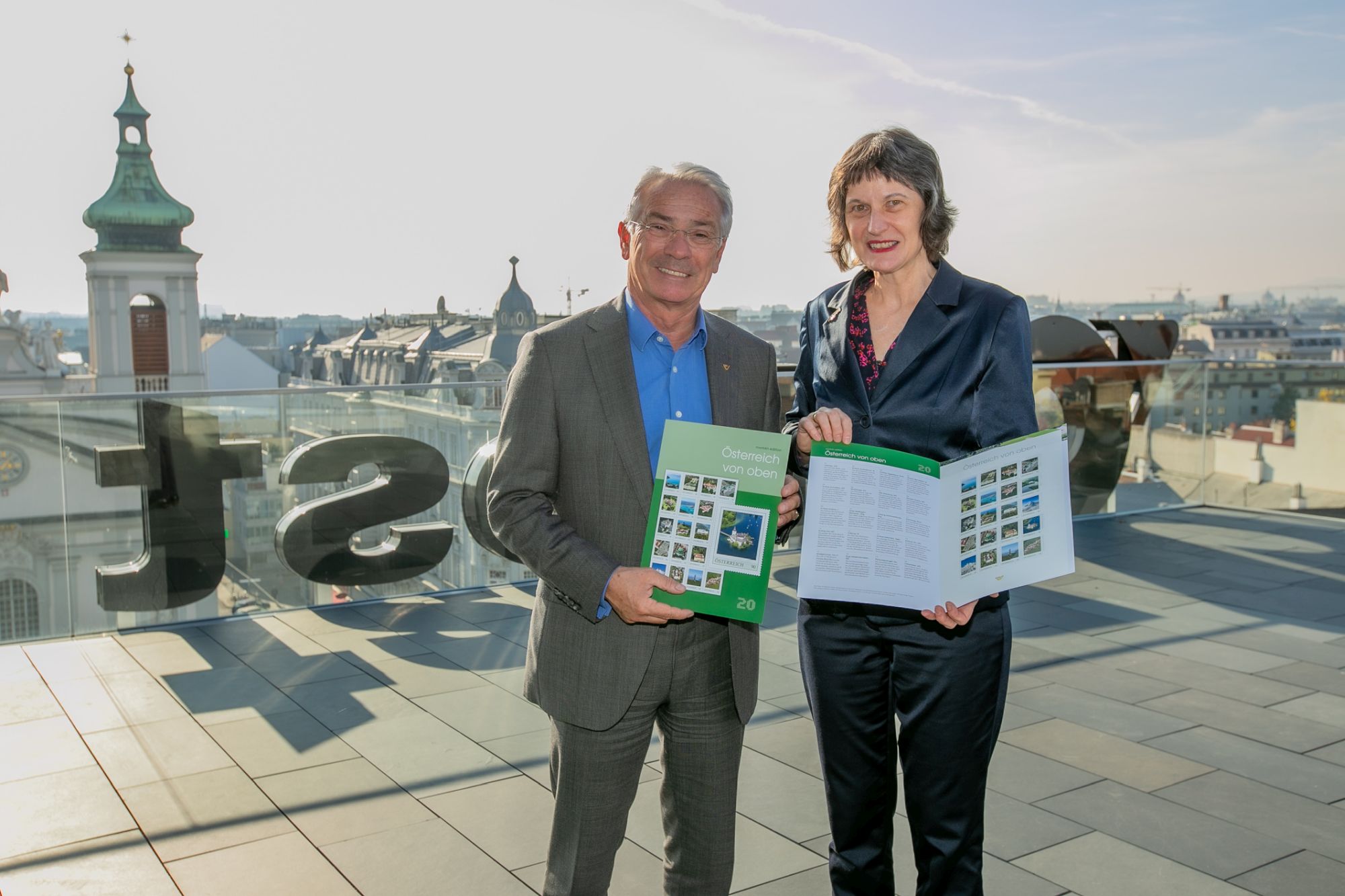 Gen.Dir. DI Dr. Georg Pölzl und Stefanie Grüssl mit der Markenedition (Foto Matthias Silveri)