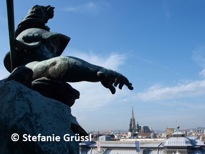 13 Ein Putto vom Regierungsgebäude greift nach dem Dom