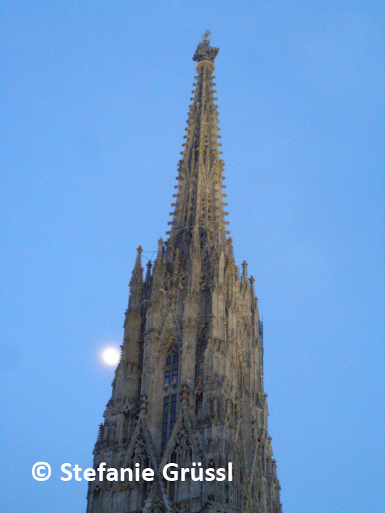 24 Mond berührt den Turm